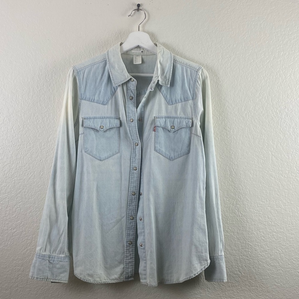 Levi’s light blue denim botton down shirt size L.